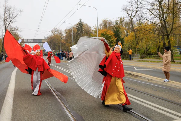 Wroclaw, Polonya - 11 Kasım 2024: Wroclaw 'da Neşeli Bağımsızlık Günü Yürüyüşü, Polonya Bayrakları, Öğrencileri ve 11 Kasım' ı Kutlayan Ailelerle Vatanseverlik Yürüyüşü