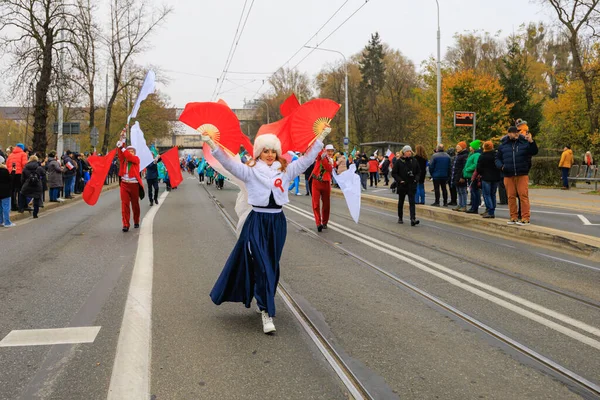Wroclaw, Polonya - 11 Kasım 2024: Wroclaw 'da Neşeli Bağımsızlık Günü Yürüyüşü, Polonya Bayrakları, Öğrencileri ve 11 Kasım' ı Kutlayan Ailelerle Vatanseverlik Yürüyüşü
