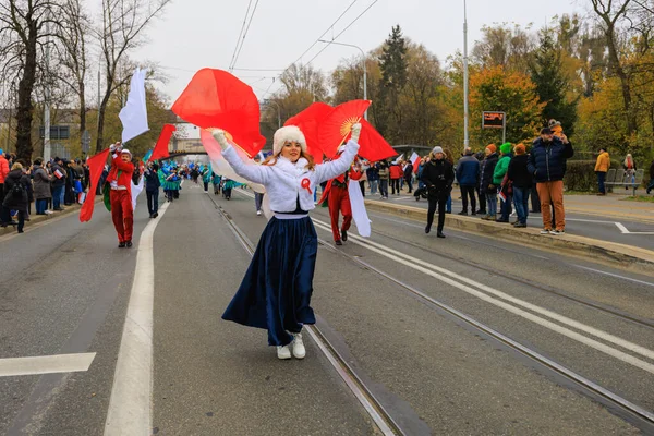 Wroclaw, Polonya - 11 Kasım 2024: Wroclaw 'da Neşeli Bağımsızlık Günü Yürüyüşü, Polonya Bayrakları, Öğrencileri ve 11 Kasım' ı Kutlayan Ailelerle Vatanseverlik Yürüyüşü
