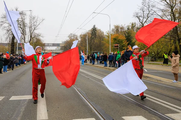Wroclaw, Polonya - 11 Kasım 2024: Wroclaw 'da Neşeli Bağımsızlık Günü Yürüyüşü, Polonya Bayrakları, Öğrencileri ve 11 Kasım' ı Kutlayan Ailelerle Vatanseverlik Yürüyüşü