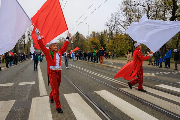 Wroclaw, Polonya - 11 Kasım 2024: Wroclaw 'da Neşeli Bağımsızlık Günü Yürüyüşü, Polonya Bayrakları, Öğrencileri ve 11 Kasım' ı Kutlayan Ailelerle Vatanseverlik Yürüyüşü