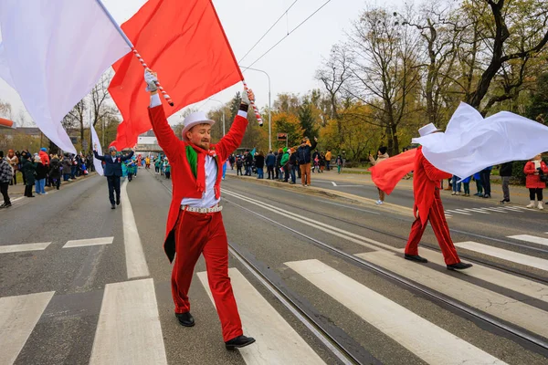 Wroclaw, Polonya - 11 Kasım 2024: Wroclaw 'da Neşeli Bağımsızlık Günü Yürüyüşü, Polonya Bayrakları, Öğrencileri ve 11 Kasım' ı Kutlayan Ailelerle Vatanseverlik Yürüyüşü