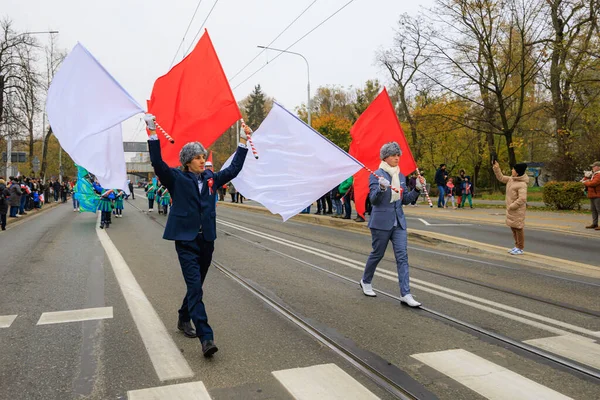 Wroclaw, Polonya - 11 Kasım 2024: Wroclaw 'da Neşeli Bağımsızlık Günü Yürüyüşü, Polonya Bayrakları, Öğrencileri ve 11 Kasım' ı Kutlayan Ailelerle Vatanseverlik Yürüyüşü