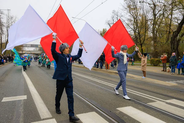 Wroclaw, Polonya - 11 Kasım 2024: Wroclaw 'da Neşeli Bağımsızlık Günü Yürüyüşü, Polonya Bayrakları, Öğrencileri ve 11 Kasım' ı Kutlayan Ailelerle Vatanseverlik Yürüyüşü