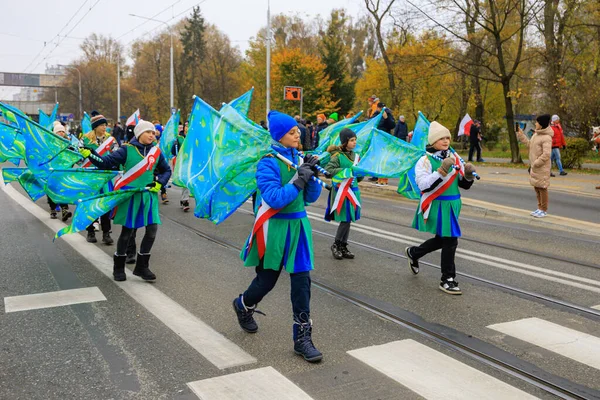 Wroclaw, Polonya - 11 Kasım 2024: Wroclaw 'da Neşeli Bağımsızlık Günü Yürüyüşü, Polonya Bayrakları, Öğrencileri ve 11 Kasım' ı Kutlayan Ailelerle Vatanseverlik Yürüyüşü