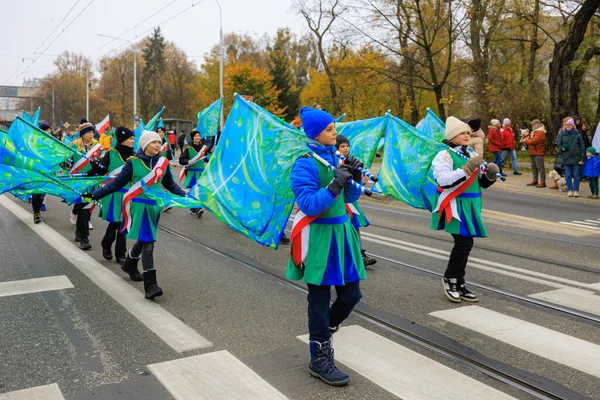 Wroclaw, Polonya - 11 Kasım 2024: Wroclaw 'da Neşeli Bağımsızlık Günü Yürüyüşü, Polonya Bayrakları, Öğrencileri ve 11 Kasım' ı Kutlayan Ailelerle Vatanseverlik Yürüyüşü