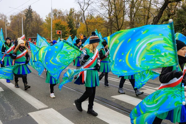 Wroclaw, Polonya - 11 Kasım 2024: Wroclaw 'da Neşeli Bağımsızlık Günü Yürüyüşü, Polonya Bayrakları, Öğrencileri ve 11 Kasım' ı Kutlayan Ailelerle Vatanseverlik Yürüyüşü