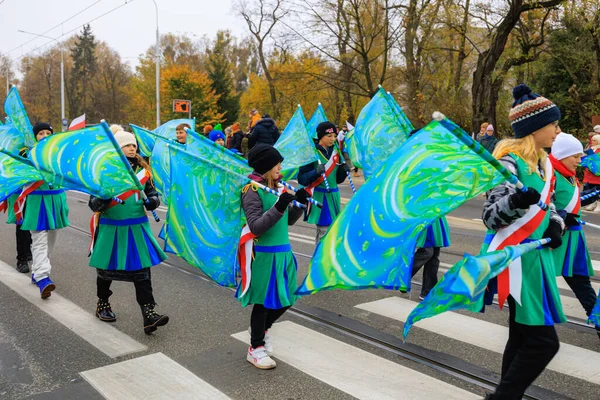 Wroclaw, Polonya - 11 Kasım 2024: Wroclaw 'da Neşeli Bağımsızlık Günü Yürüyüşü, Polonya Bayrakları, Öğrencileri ve 11 Kasım' ı Kutlayan Ailelerle Vatanseverlik Yürüyüşü