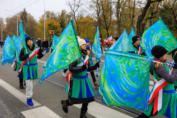 Wroclaw, Polonya - 11 Kasım 2024: Wroclaw 'da Neşeli Bağımsızlık Günü Yürüyüşü, Polonya Bayrakları, Öğrencileri ve 11 Kasım' ı Kutlayan Ailelerle Vatanseverlik Yürüyüşü