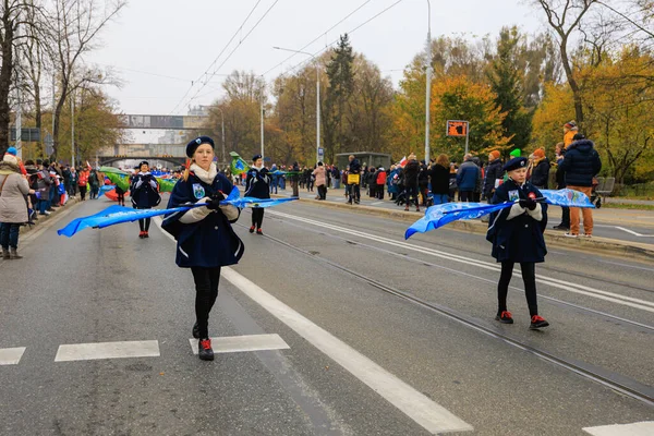 Wroclaw, Polonya - 11 Kasım 2024: Wroclaw 'da Neşeli Bağımsızlık Günü Yürüyüşü, Polonya Bayrakları, Öğrencileri ve 11 Kasım' ı Kutlayan Ailelerle Vatanseverlik Yürüyüşü