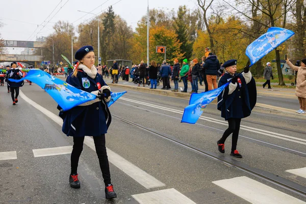 Wroclaw, Polonya - 11 Kasım 2024: Wroclaw 'da Neşeli Bağımsızlık Günü Yürüyüşü, Polonya Bayrakları, Öğrencileri ve 11 Kasım' ı Kutlayan Ailelerle Vatanseverlik Yürüyüşü