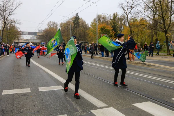 Wroclaw, Polonya - 11 Kasım 2024: Wroclaw 'da Neşeli Bağımsızlık Günü Yürüyüşü, Polonya Bayrakları, Öğrencileri ve 11 Kasım' ı Kutlayan Ailelerle Vatanseverlik Yürüyüşü