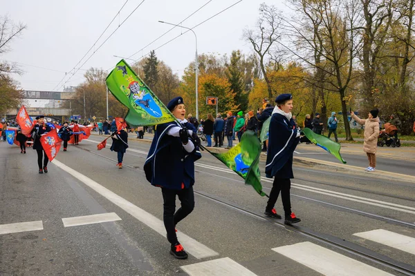 Wroclaw, Polonya - 11 Kasım 2024: Wroclaw 'da Neşeli Bağımsızlık Günü Yürüyüşü, Polonya Bayrakları, Öğrencileri ve 11 Kasım' ı Kutlayan Ailelerle Vatanseverlik Yürüyüşü