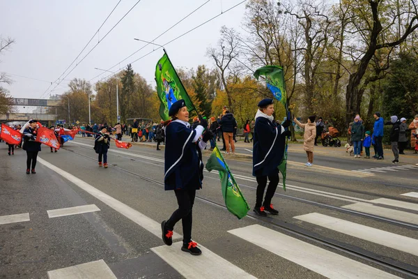 Wroclaw, Polonya - 11 Kasım 2024: Wroclaw 'da Neşeli Bağımsızlık Günü Yürüyüşü, Polonya Bayrakları, Öğrencileri ve 11 Kasım' ı Kutlayan Ailelerle Vatanseverlik Yürüyüşü