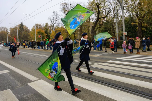 Wroclaw, Polonya - 11 Kasım 2024: Wroclaw 'da Neşeli Bağımsızlık Günü Yürüyüşü, Polonya Bayrakları, Öğrencileri ve 11 Kasım' ı Kutlayan Ailelerle Vatanseverlik Yürüyüşü
