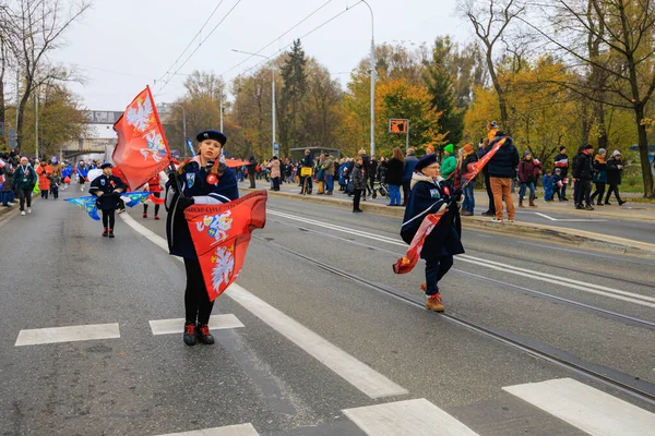 Wroclaw, Polonya - 11 Kasım 2024: Wroclaw 'da Neşeli Bağımsızlık Günü Yürüyüşü, Polonya Bayrakları, Öğrencileri ve 11 Kasım' ı Kutlayan Ailelerle Vatanseverlik Yürüyüşü