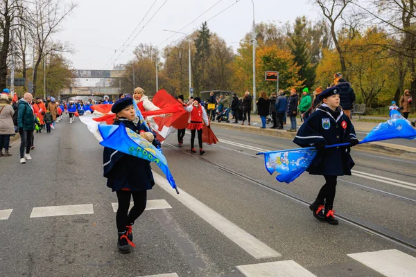 Wroclaw, Polonya - 11 Kasım 2024: Wroclaw 'da Neşeli Bağımsızlık Günü Yürüyüşü, Polonya Bayrakları, Öğrencileri ve 11 Kasım' ı Kutlayan Ailelerle Vatanseverlik Yürüyüşü