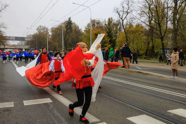 Wroclaw, Polonya - 11 Kasım 2024: Wroclaw 'da Neşeli Bağımsızlık Günü Yürüyüşü, Polonya Bayrakları, Öğrencileri ve 11 Kasım' ı Kutlayan Ailelerle Vatanseverlik Yürüyüşü