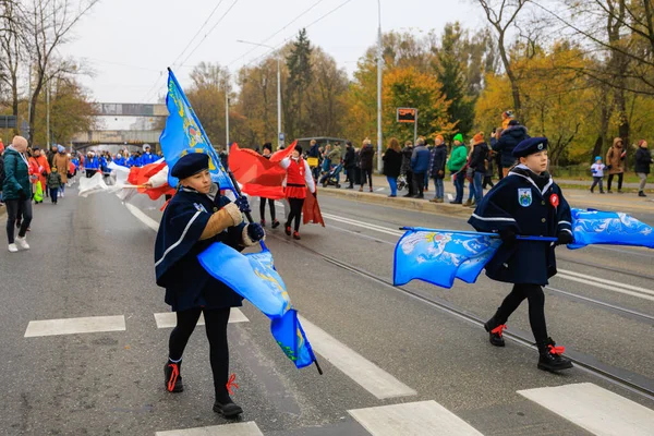 Wroclaw, Polonya - 11 Kasım 2024: Wroclaw 'da Neşeli Bağımsızlık Günü Yürüyüşü, Polonya Bayrakları, Öğrencileri ve 11 Kasım' ı Kutlayan Ailelerle Vatanseverlik Yürüyüşü