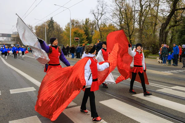 Wroclaw, Polonya - 11 Kasım 2024: Wroclaw 'da Neşeli Bağımsızlık Günü Yürüyüşü, Polonya Bayrakları, Öğrencileri ve 11 Kasım' ı Kutlayan Ailelerle Vatanseverlik Yürüyüşü