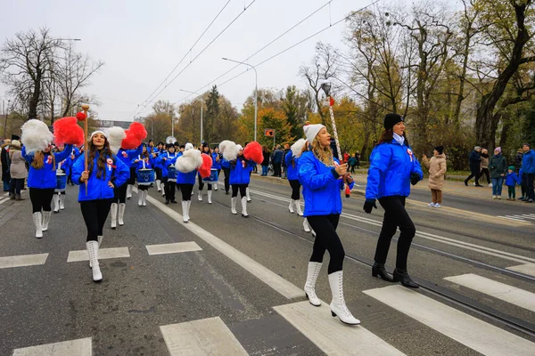 Wroclaw, Polonya - 11 Kasım 2024: Wroclaw 'da Neşeli Bağımsızlık Günü Yürüyüşü, Polonya Bayrakları, Öğrencileri ve 11 Kasım' ı Kutlayan Ailelerle Vatanseverlik Yürüyüşü