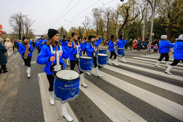 Wroclaw, Polonya - 11 Kasım 2024: Wroclaw 'da Neşeli Bağımsızlık Günü Yürüyüşü, Polonya Bayrakları, Öğrencileri ve 11 Kasım' ı Kutlayan Ailelerle Vatanseverlik Yürüyüşü