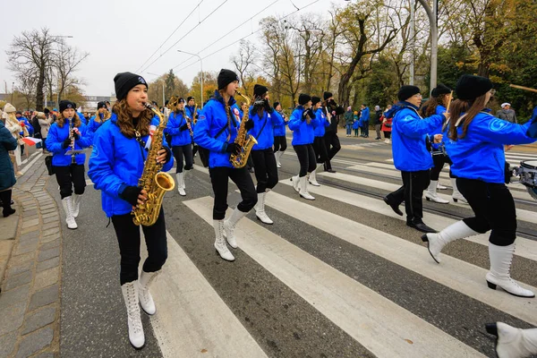 Wroclaw, Polonya - 11 Kasım 2024: Wroclaw 'da Neşeli Bağımsızlık Günü Yürüyüşü, Polonya Bayrakları, Öğrencileri ve 11 Kasım' ı Kutlayan Ailelerle Vatanseverlik Yürüyüşü