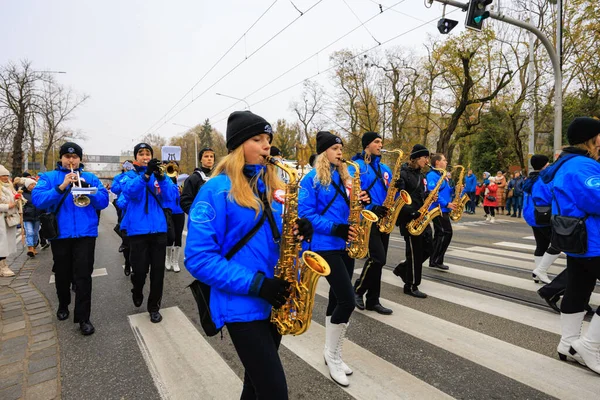 Wroclaw, Polonya - 11 Kasım 2024: Wroclaw 'da Neşeli Bağımsızlık Günü Yürüyüşü, Polonya Bayrakları, Öğrencileri ve 11 Kasım' ı Kutlayan Ailelerle Vatanseverlik Yürüyüşü