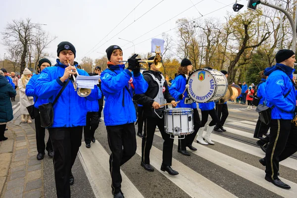 Wroclaw, Polonya - 11 Kasım 2024: Wroclaw 'da Neşeli Bağımsızlık Günü Yürüyüşü, Polonya Bayrakları, Öğrencileri ve 11 Kasım' ı Kutlayan Ailelerle Vatanseverlik Yürüyüşü