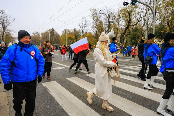 Wroclaw, Polonya - 11 Kasım 2024: Wroclaw 'da Neşeli Bağımsızlık Günü Yürüyüşü, Polonya Bayrakları, Öğrencileri ve 11 Kasım' ı Kutlayan Ailelerle Vatanseverlik Yürüyüşü