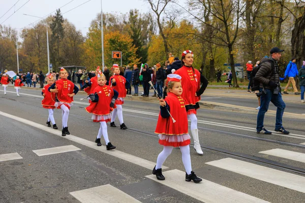 Wroclaw, Polonya - 11 Kasım 2024: Wroclaw 'da Neşeli Bağımsızlık Günü Yürüyüşü, Polonya Bayrakları, Öğrencileri ve 11 Kasım' ı Kutlayan Ailelerle Vatanseverlik Yürüyüşü
