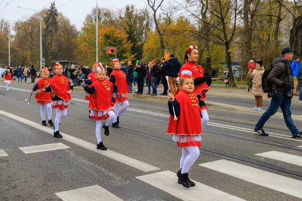 Wroclaw, Polonya - 11 Kasım 2024: Wroclaw 'da Neşeli Bağımsızlık Günü Yürüyüşü, Polonya Bayrakları, Öğrencileri ve 11 Kasım' ı Kutlayan Ailelerle Vatanseverlik Yürüyüşü
