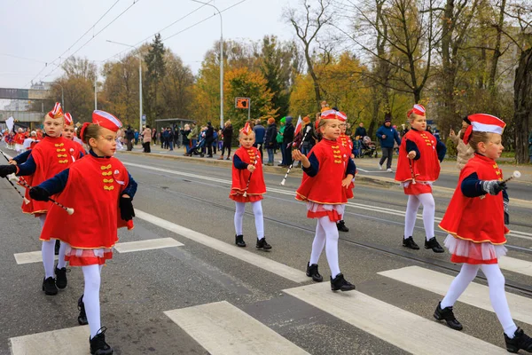 Wroclaw, Polonya - 11 Kasım 2024: Wroclaw 'da Neşeli Bağımsızlık Günü Yürüyüşü, Polonya Bayrakları, Öğrencileri ve 11 Kasım' ı Kutlayan Ailelerle Vatanseverlik Yürüyüşü