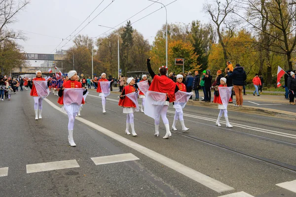 Wroclaw, Polonya - 11 Kasım 2024: Wroclaw 'da Neşeli Bağımsızlık Günü Yürüyüşü, Polonya Bayrakları, Öğrencileri ve 11 Kasım' ı Kutlayan Ailelerle Vatanseverlik Yürüyüşü