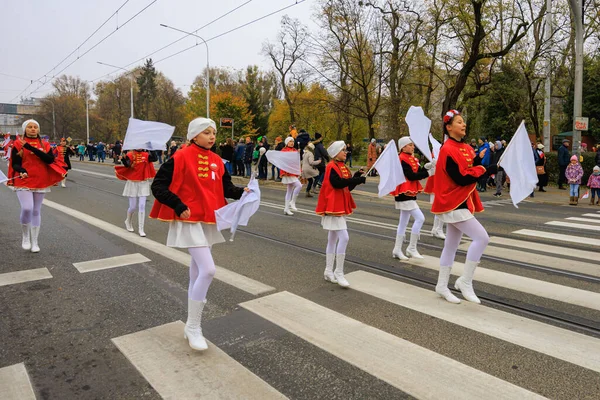 Wroclaw, Polonya - 11 Kasım 2024: Wroclaw 'da Neşeli Bağımsızlık Günü Yürüyüşü, Polonya Bayrakları, Öğrencileri ve 11 Kasım' ı Kutlayan Ailelerle Vatanseverlik Yürüyüşü