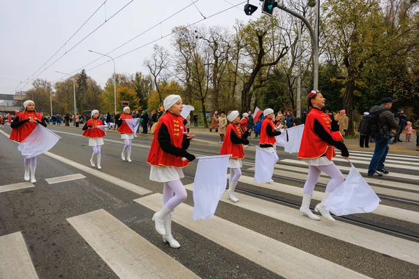 Wroclaw, Polonya - 11 Kasım 2024: Wroclaw 'da Neşeli Bağımsızlık Günü Yürüyüşü, Polonya Bayrakları, Öğrencileri ve 11 Kasım' ı Kutlayan Ailelerle Vatanseverlik Yürüyüşü