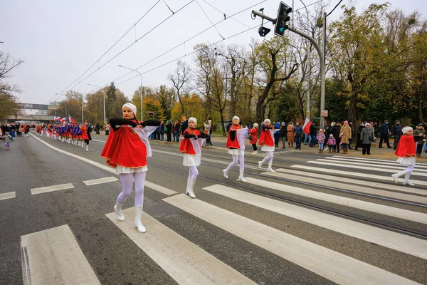 Wroclaw, Polonya - 11 Kasım 2024: Wroclaw 'da Neşeli Bağımsızlık Günü Yürüyüşü, Polonya Bayrakları, Öğrencileri ve 11 Kasım' ı Kutlayan Ailelerle Vatanseverlik Yürüyüşü