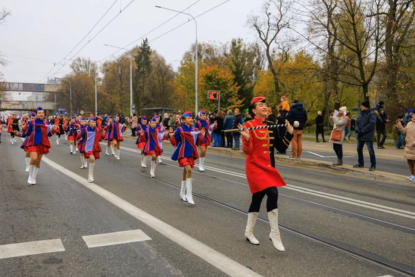Wroclaw, Polonya - 11 Kasım 2024: Wroclaw 'da Neşeli Bağımsızlık Günü Yürüyüşü, Polonya Bayrakları, Öğrencileri ve 11 Kasım' ı Kutlayan Ailelerle Vatanseverlik Yürüyüşü