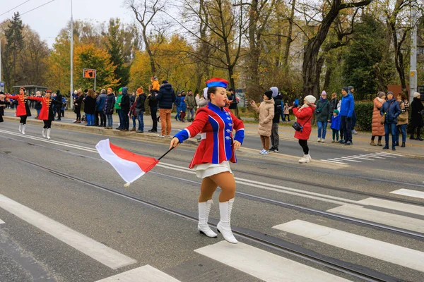 Wroclaw, Polonya - 11 Kasım 2024: Wroclaw 'da Neşeli Bağımsızlık Günü Yürüyüşü, Polonya Bayrakları, Öğrencileri ve 11 Kasım' ı Kutlayan Ailelerle Vatanseverlik Yürüyüşü