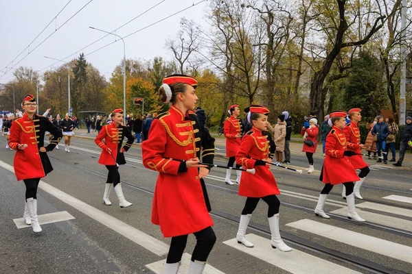 Wroclaw, Polonya - 11 Kasım 2024: Wroclaw 'da Neşeli Bağımsızlık Günü Yürüyüşü, Polonya Bayrakları, Öğrencileri ve 11 Kasım' ı Kutlayan Ailelerle Vatanseverlik Yürüyüşü