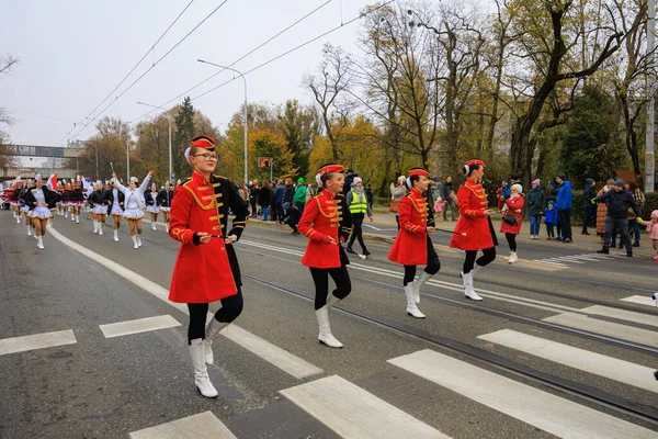 Wroclaw, Polonya - 11 Kasım 2024: Wroclaw 'da Neşeli Bağımsızlık Günü Yürüyüşü, Polonya Bayrakları, Öğrencileri ve 11 Kasım' ı Kutlayan Ailelerle Vatanseverlik Yürüyüşü