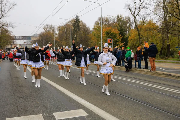 Wroclaw, Polonya - 11 Kasım 2024: Wroclaw 'da Neşeli Bağımsızlık Günü Yürüyüşü, Polonya Bayrakları, Öğrencileri ve 11 Kasım' ı Kutlayan Ailelerle Vatanseverlik Yürüyüşü