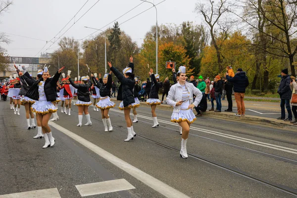 Wroclaw, Polonya - 11 Kasım 2024: Wroclaw 'da Neşeli Bağımsızlık Günü Yürüyüşü, Polonya Bayrakları, Öğrencileri ve 11 Kasım' ı Kutlayan Ailelerle Vatanseverlik Yürüyüşü