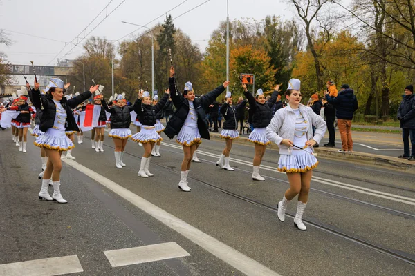 Wroclaw, Polonya - 11 Kasım 2024: Wroclaw 'da Neşeli Bağımsızlık Günü Yürüyüşü, Polonya Bayrakları, Öğrencileri ve 11 Kasım' ı Kutlayan Ailelerle Vatanseverlik Yürüyüşü