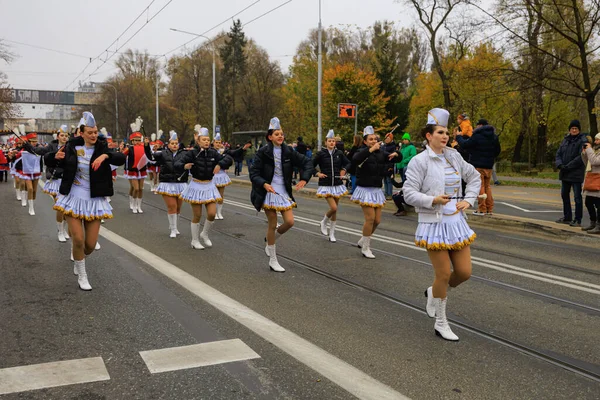 Wroclaw, Polonya - 11 Kasım 2024: Wroclaw 'da Neşeli Bağımsızlık Günü Yürüyüşü, Polonya Bayrakları, Öğrencileri ve 11 Kasım' ı Kutlayan Ailelerle Vatanseverlik Yürüyüşü