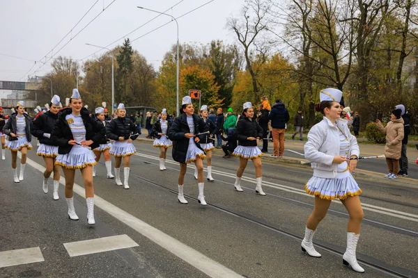 Wroclaw, Polonya - 11 Kasım 2024: Wroclaw 'da Neşeli Bağımsızlık Günü Yürüyüşü, Polonya Bayrakları, Öğrencileri ve 11 Kasım' ı Kutlayan Ailelerle Vatanseverlik Yürüyüşü
