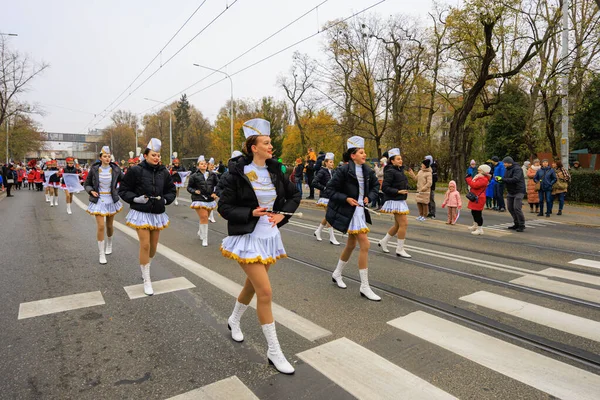 Wroclaw, Polonya - 11 Kasım 2024: Wroclaw 'da Neşeli Bağımsızlık Günü Yürüyüşü, Polonya Bayrakları, Öğrencileri ve 11 Kasım' ı Kutlayan Ailelerle Vatanseverlik Yürüyüşü