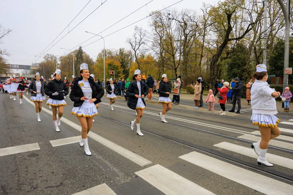 Wroclaw, Polonya - 11 Kasım 2024: Wroclaw 'da Neşeli Bağımsızlık Günü Yürüyüşü, Polonya Bayrakları, Öğrencileri ve 11 Kasım' ı Kutlayan Ailelerle Vatanseverlik Yürüyüşü