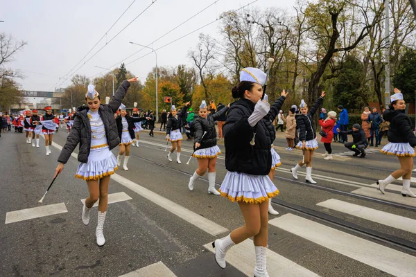 Wroclaw, Polonya - 11 Kasım 2024: Wroclaw 'da Neşeli Bağımsızlık Günü Yürüyüşü, Polonya Bayrakları, Öğrencileri ve 11 Kasım' ı Kutlayan Ailelerle Vatanseverlik Yürüyüşü