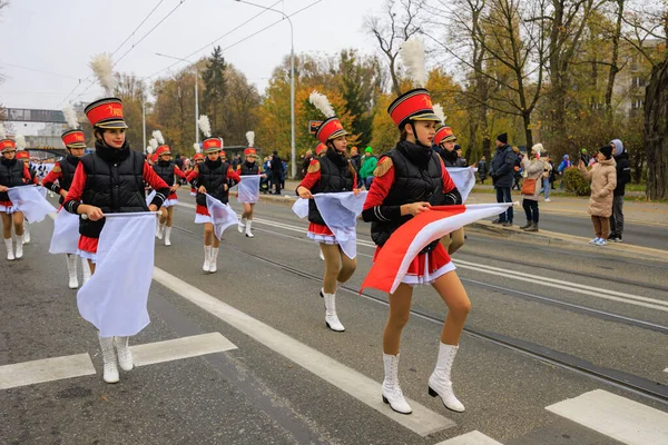 Wroclaw, Polonya - 11 Kasım 2024: Wroclaw 'da Neşeli Bağımsızlık Günü Yürüyüşü, Polonya Bayrakları, Öğrencileri ve 11 Kasım' ı Kutlayan Ailelerle Vatanseverlik Yürüyüşü